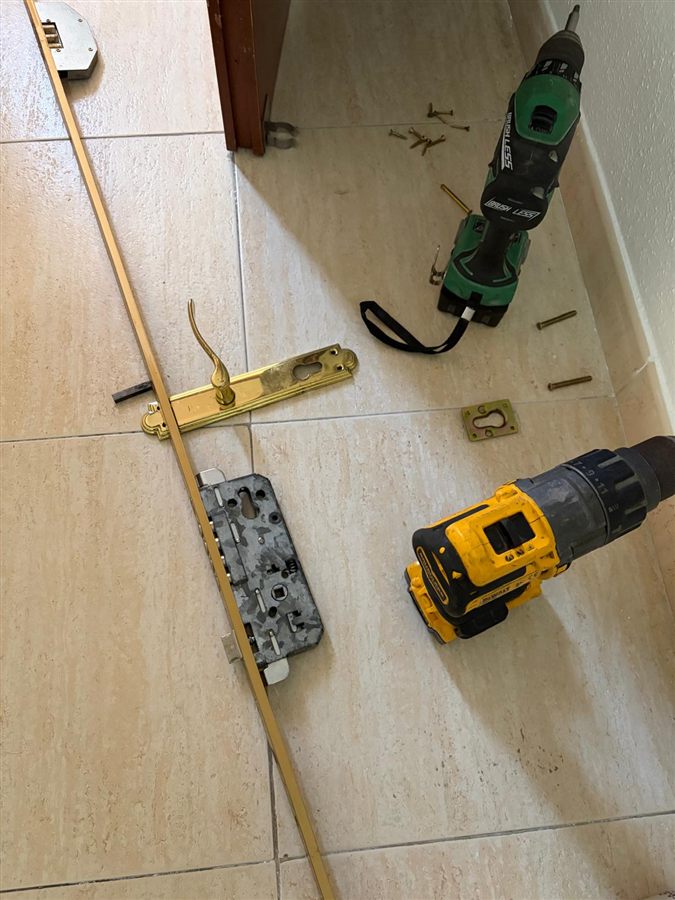 Cerrajero profesional trabajando en Benalmádena